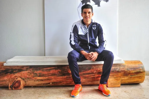 CÉSAR VICUÑA Elemento de Rayados en cita con RÉCORD