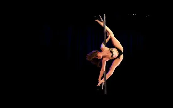 ESPECIAL Jade, realizando un movimiento sobre el tubo