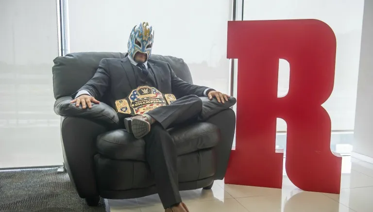 CÉSAR VICUÑA Kalisto posa al lado de la 'R' de RÉCORD