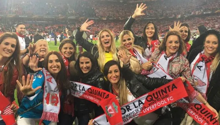 Las chicas del Sevilla feteja la copa obtenida por sus amados