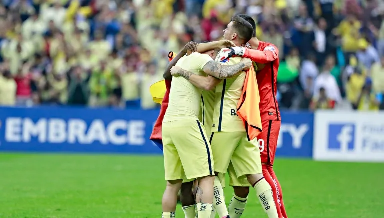 MEXSPORT Jugadores de América se abrazan tras conquistar la Liga de Campeones de Concacaf