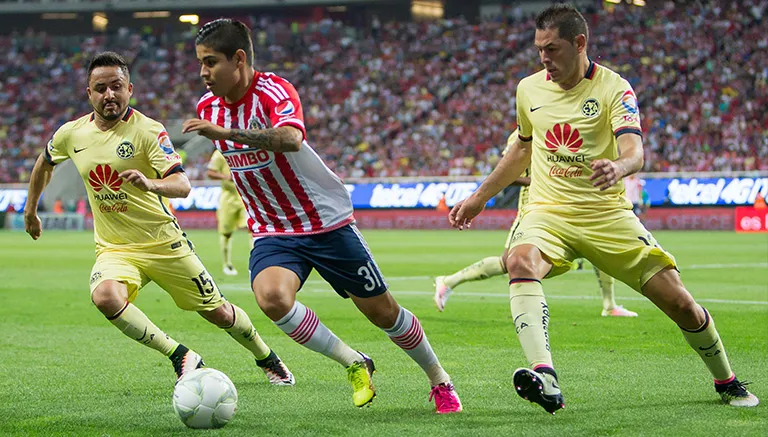 MEXSPORT Chofis conduce balón contra América