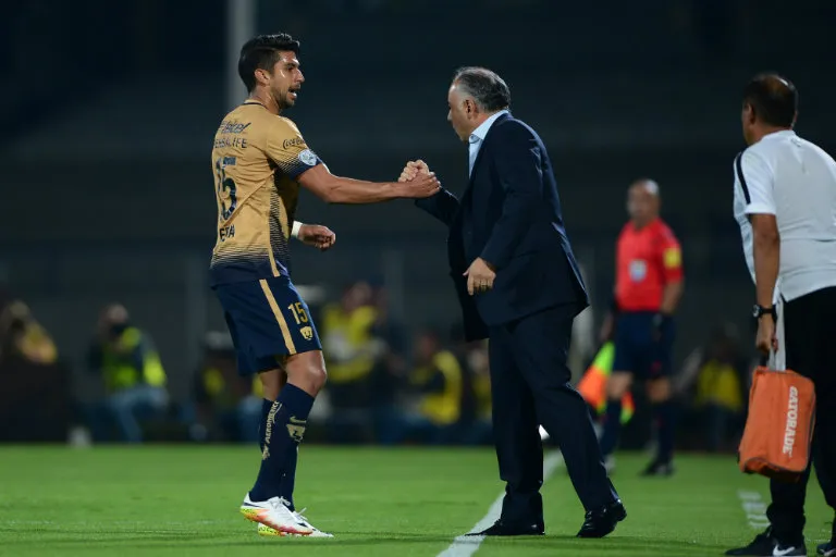 Herrera se saluda con Memo Vázquez