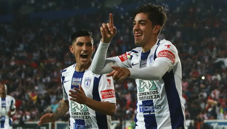 Rodolfo Pizarro celebrando un gol con los Tuzos
