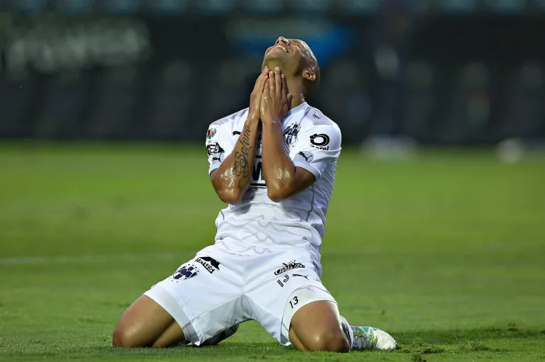 MEXSPORT Carlos Sánchez se lamenta en juego de Monterrey