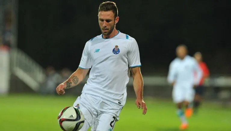 FC PORTO El seleccionado nacional controla balón