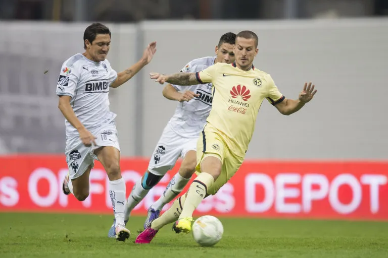 MEXSPORT Benedetto conduce balón en Semifinal contra Monterrey