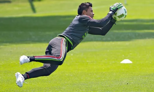 Talavera se estira para atrapar el balón