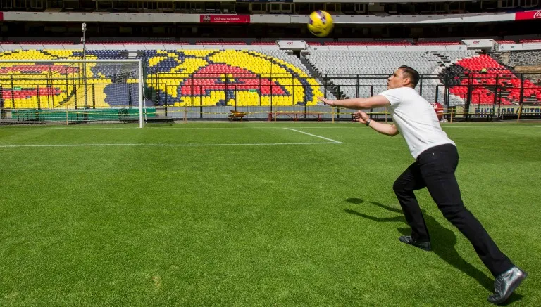 RICARDO FLORES Muñoz se lanza de cabeza para rematar el balón