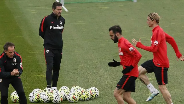 EFE Diego Simeone observa a sus jugadores durante una práctica
