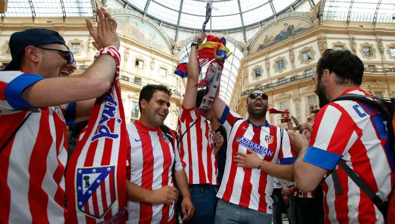 Fanáticos de los colchoneros celebran en la Galería Vittorio Emanuele II