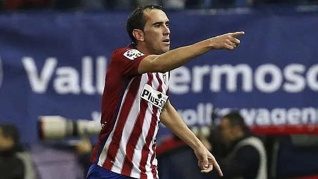 Godín da instrucciones a sus compañeros