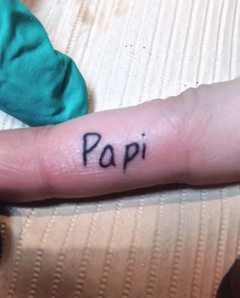 Tatuaje de Paige con la palabra 'papi'