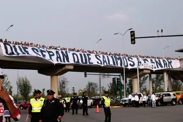 DANIEL GÁMEZ Manta de la afición de Monterrey previo a la Final