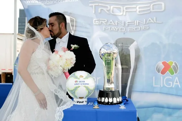 DANIEL GÁMEZ La pareja, junto al galardón de la Primera División