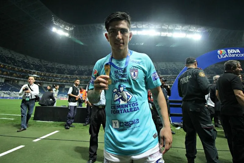 Víctor Guzmán presume su medalla de Campeón