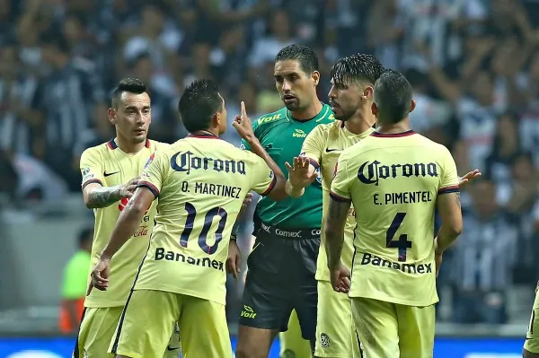 Osvaldo Martínez le reclama al árbitro Roberto García Orozco tras ser expulsado