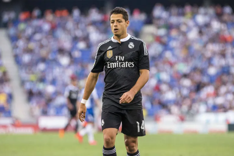 MEXSPORT Chicharito camina en juego de Real Madrid