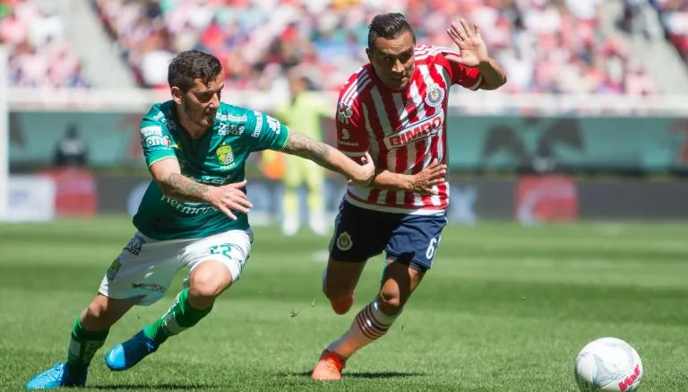 Juan Cuevas y Edwin Hernández disputan un balón