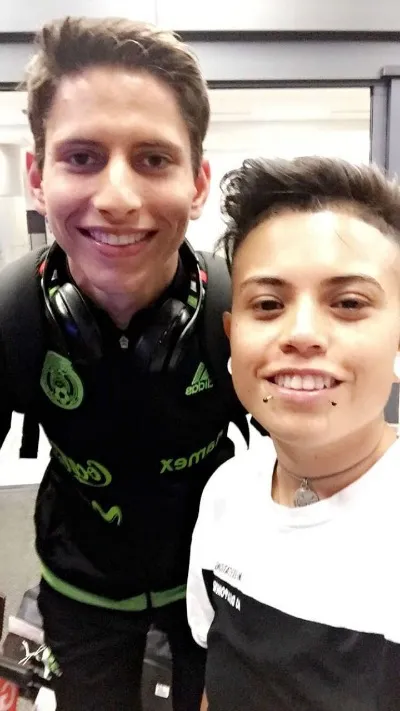 ESPECIAL La aficionada junto a Jurgen Damm