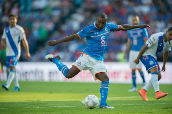 MEXSPORT Guerrón saca un disparo en un partido de los cementeros