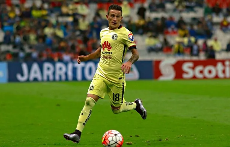 Brian Lozano conduce el balón