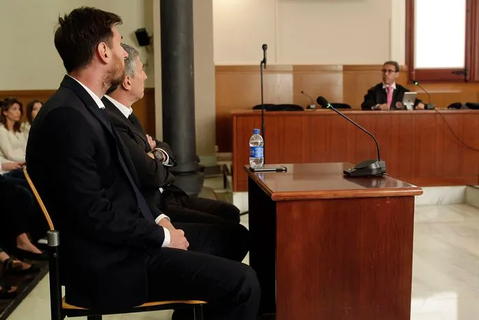 EFE Leo y su papá, atentos durante el juicio