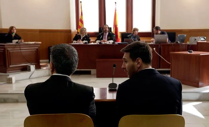 EFE Messi platica con su padre durante la audiencia