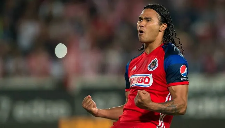 MEXSPORT Carlos Peña con el segundo uniforme de Chivas