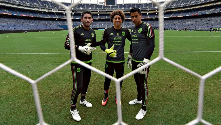 IMAGO7 Los tres porteros posan para la cámara