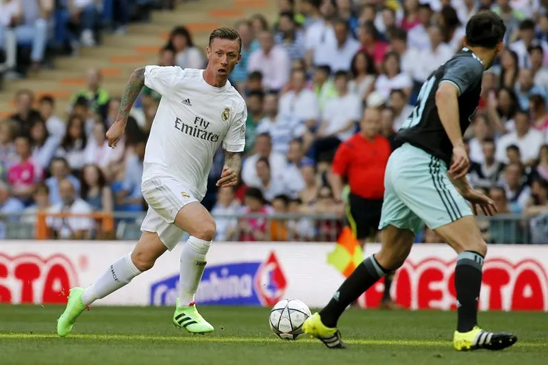EFE Guty conduce el balón en partido amistoso