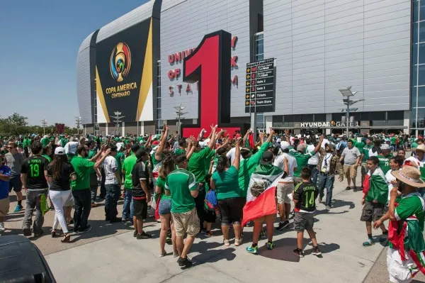 Decenas de aficionados en la puerta 1 del estadio en Phoenix