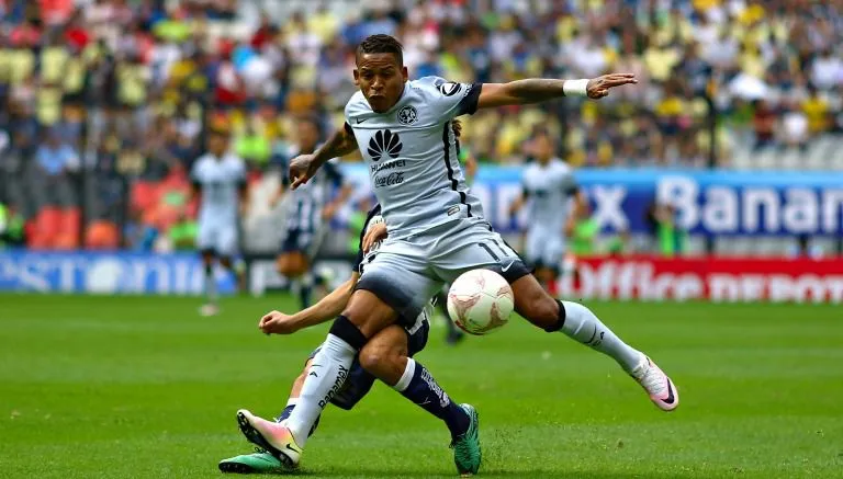 Arroyo intenta quedarse con el balón durante un juego contra Monterrey