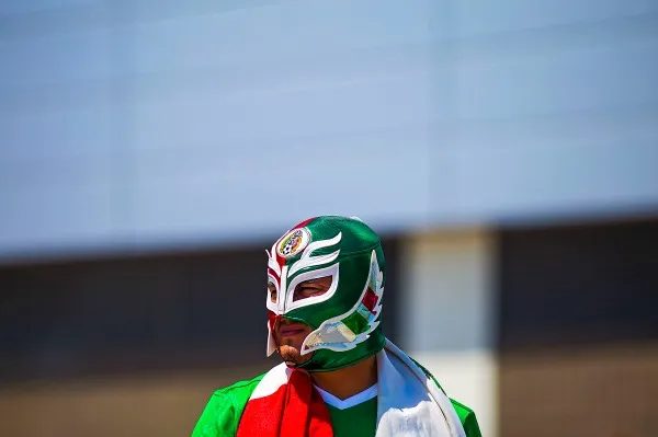 Un aficionado con mascara de luchador
