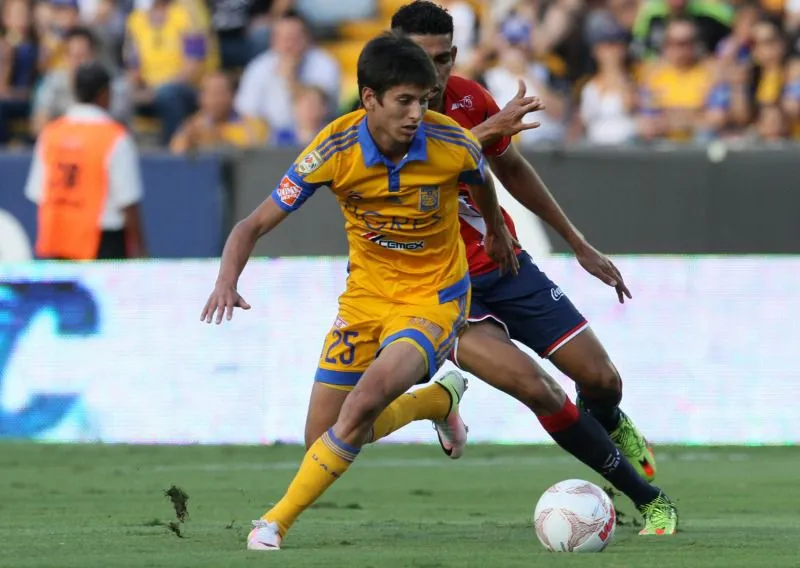 El mediocampista burla a un rival en un partido de Tigres
