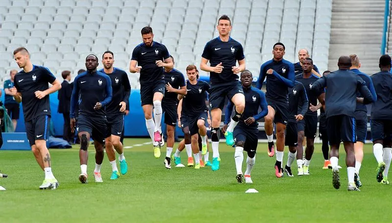 EFE Los franceses hacen ejercicios de calentamiento