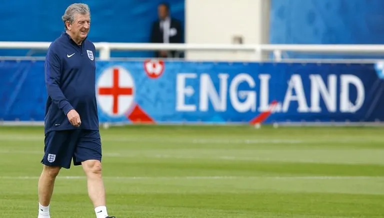 AP Hodgson camina por la cancha en una sesión de prácticas