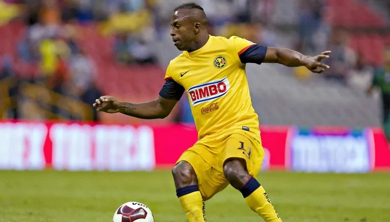 MEXSPORT Chucho Benítez en un partido con América