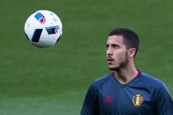 Hazard recibiendo un balón en un entrenamiento de los Diablos Rojos