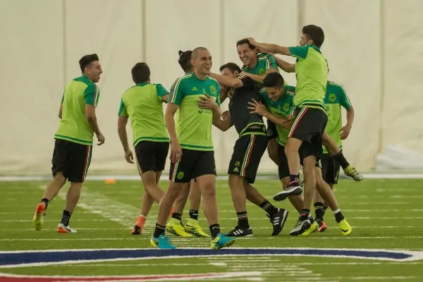 CÉSAR VICUÑA Los jugadores del Tri se divierten en el entrenamiento