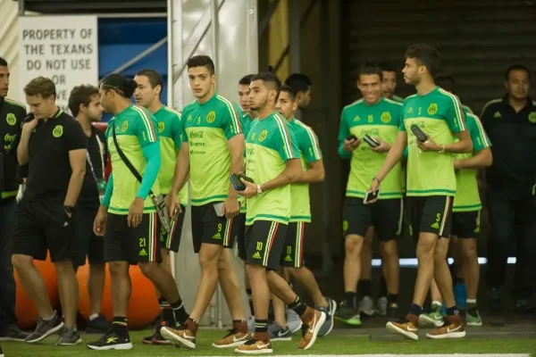 CÉSAR VICUÑA Los Seleccionados entrando a la cancha de entrenamiento de los Texanos de Houston