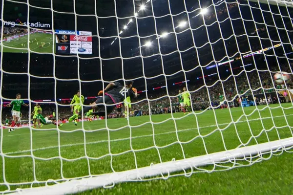 El disparo del Tecatito terminó dentro de la portería