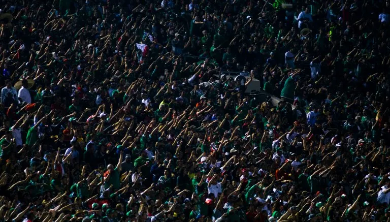 Seguidores aztecas en las gradas en el partido vs Jamaica