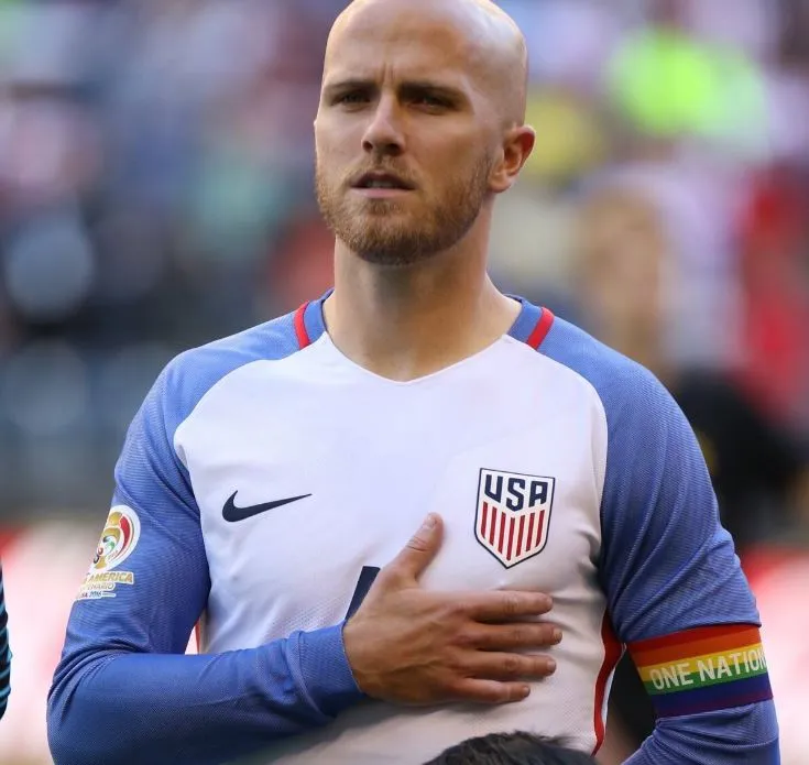 ESPECIAL Bradley mientras entona el himno norteamericano