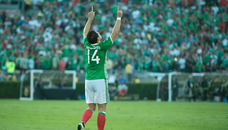IMAGO7 Chicharito celebra un gol levantando los brazos
