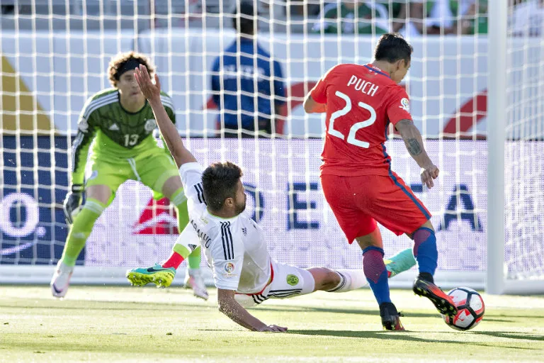 Puch saca disparo y Araujo logra bloquear