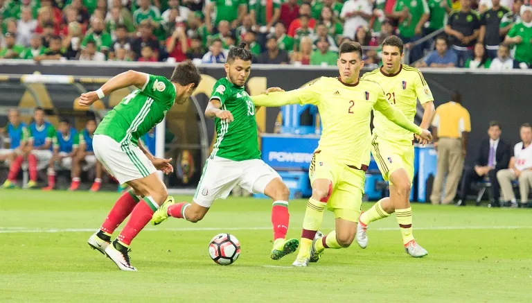 IMAGO7 Momento en que Tecatito va a tirar a puerta