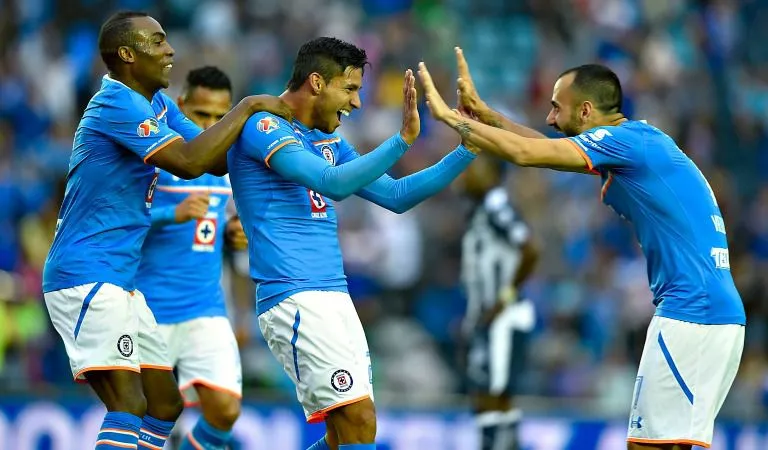 IMAGO7 Jorge Benítez, celebra un gol junto a sus compañeros de Cruz Azul