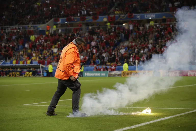 Bengalas son arrojadas al terreno de juego