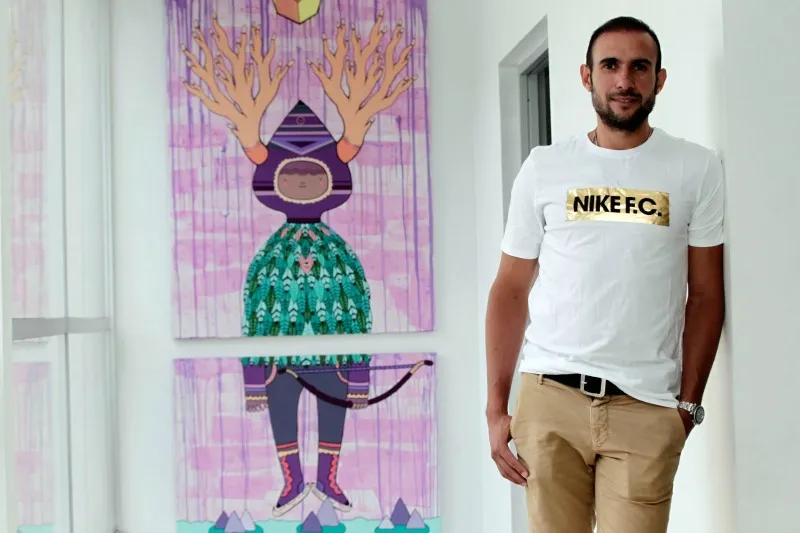 DANIEL GÁMEZ Castro junto a un mural